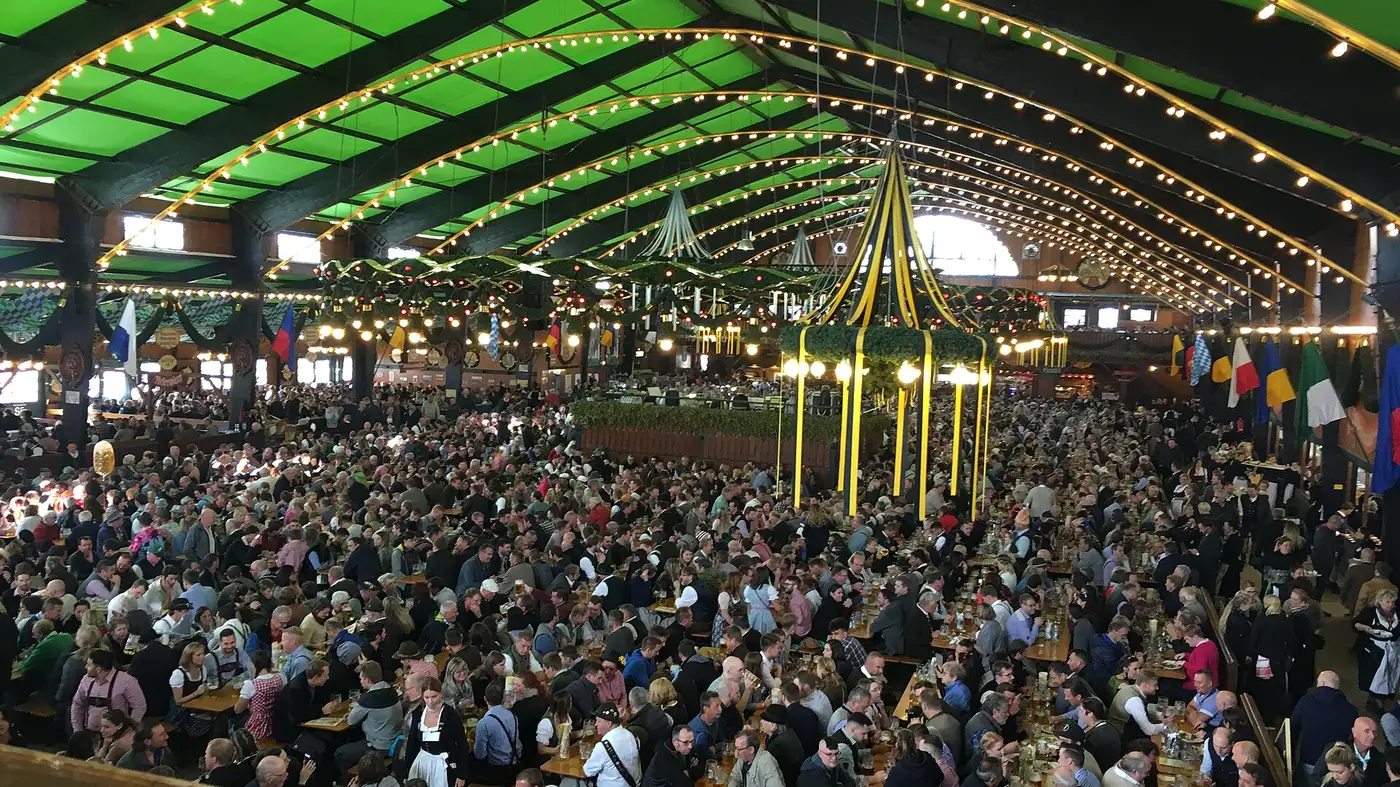 Volles Festzelt