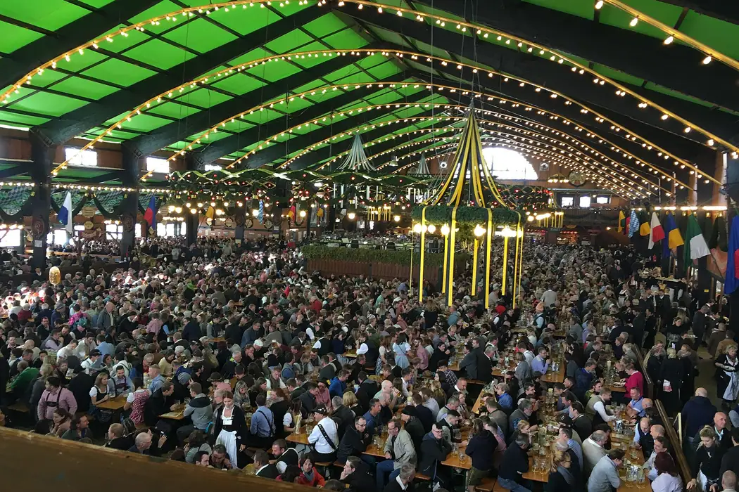 Volles Festzelt