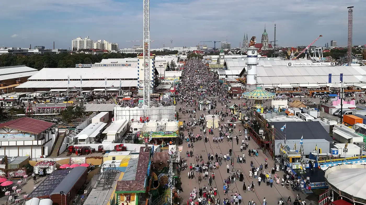 Besucher auf einem Festplatz