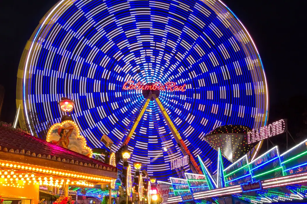 Beleuchtetes Riesenrad bei Nacht