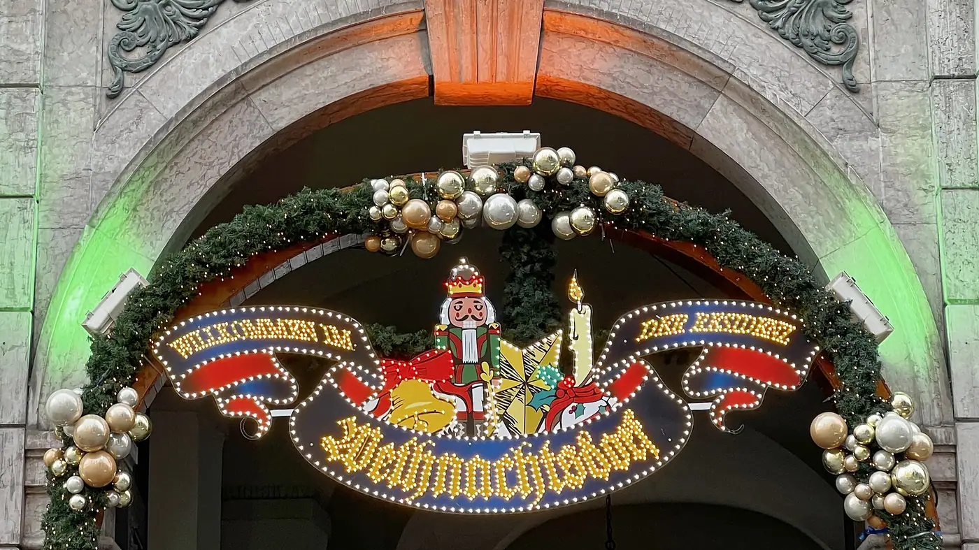 Weihnachtsdorf im Kaiserhof der Residenz in München