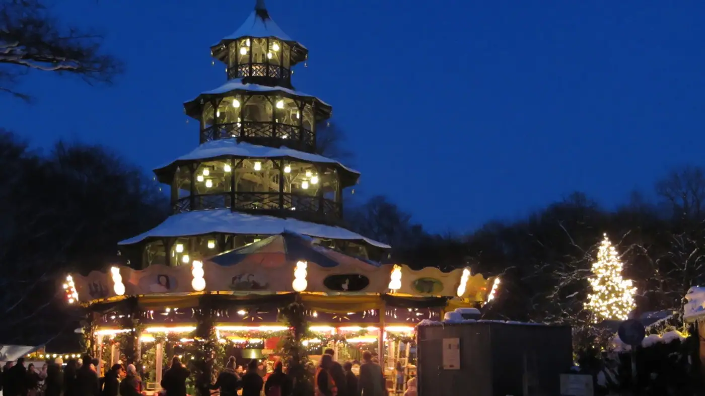 Weihnachtsmarkt am Chinesischen Turm in München