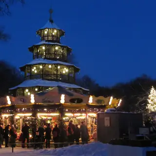 Weihnachtsmarkt am Chinesischen Turm in München